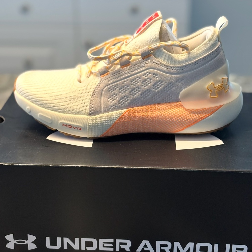 Under Armour  BNIB
UA HOVR Phantom 3 SE Suede